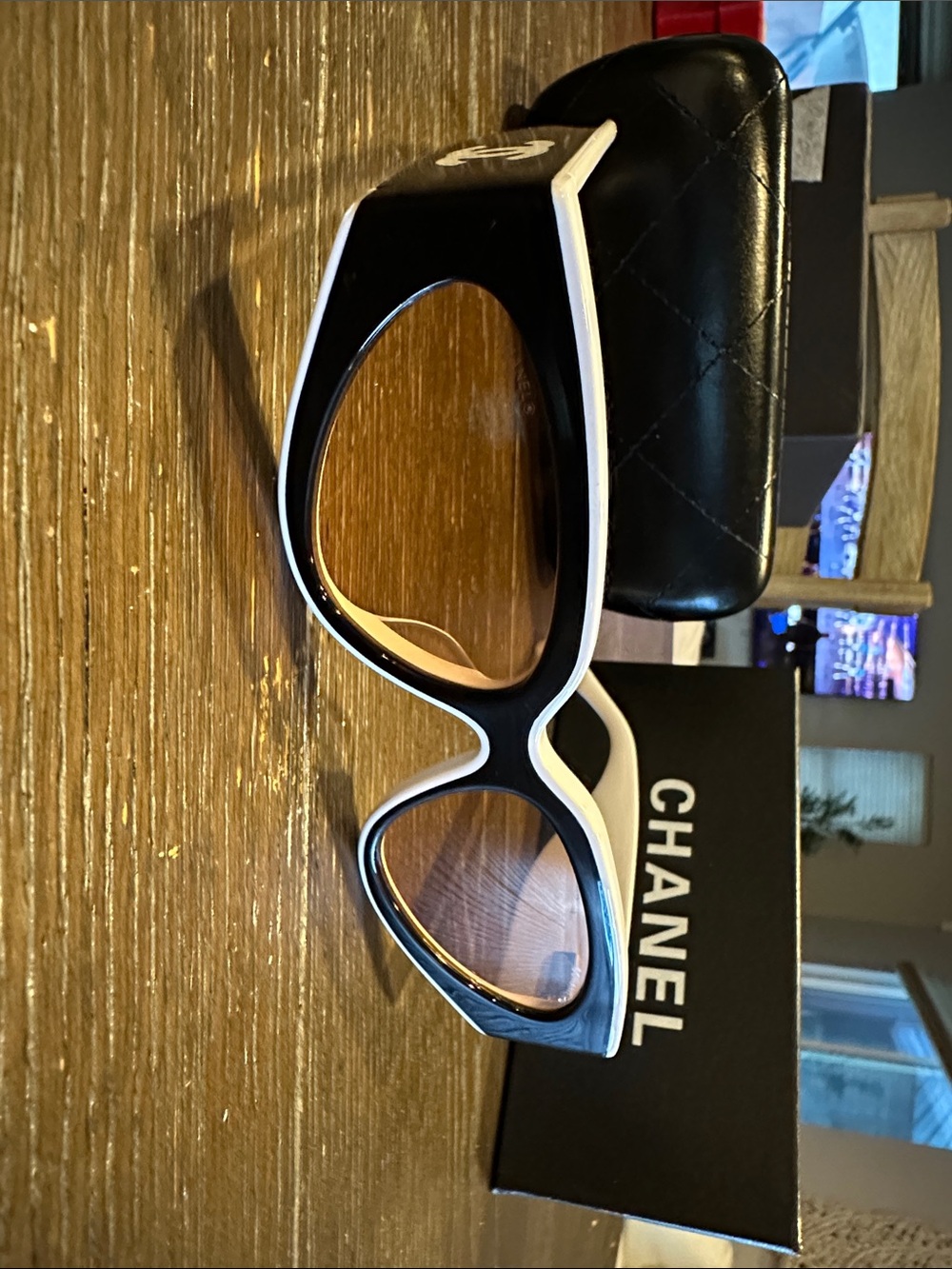 CHANEL Black and White Retro Cat-Eye Sunglasses - Picture 4 of 7